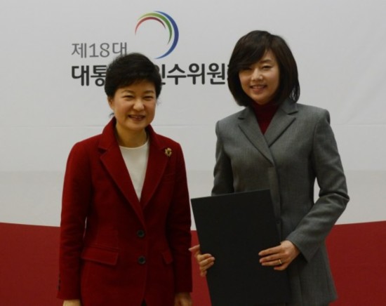 当地时间2014年7月3日,韩国首尔,彭丽媛在韩国代理“第一夫人”赵允旋的陪同下参观韩国古建筑。