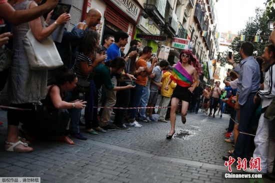 马德里举行高跟鞋狂奔比赛 男子穿高跟鞋戴胸