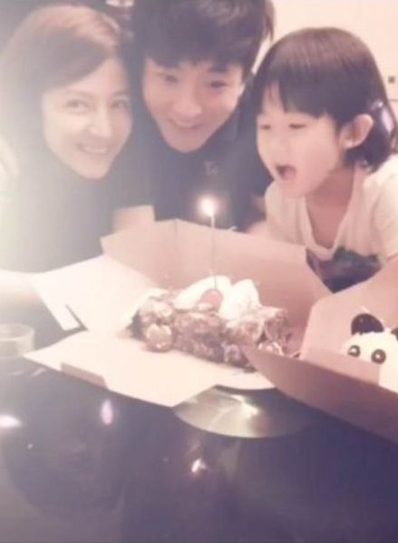 郭京飞夫妻和贝儿一起吹蜡烛