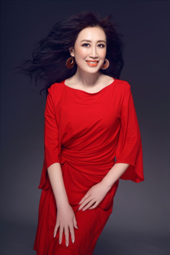 女高音歌唱家冯欣《祥和中国 献礼国庆65周年