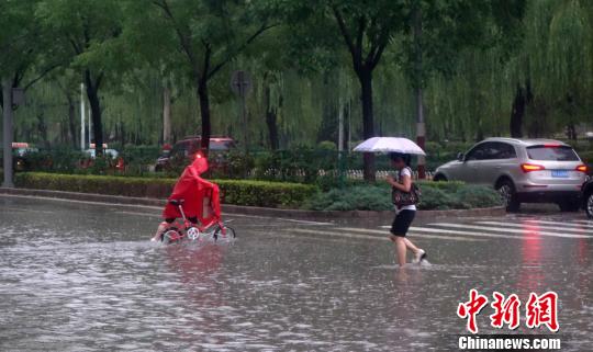 山西太原遭遇暴雨袭城致城区内涝水深过膝（图）