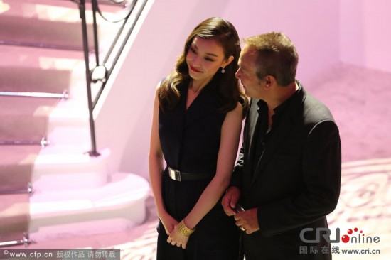 倪妮着晚礼服频抛媚眼与洋高层热聊