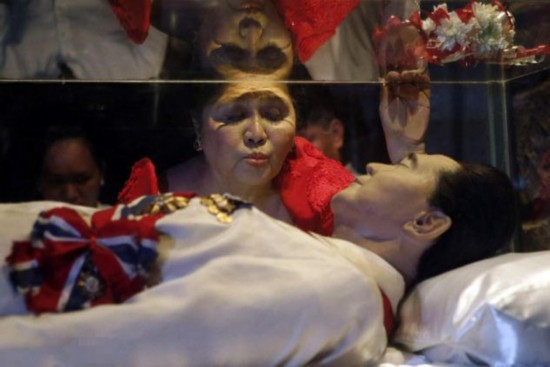 组图:菲律宾前第一夫人85岁生日亲吻亡夫水晶棺