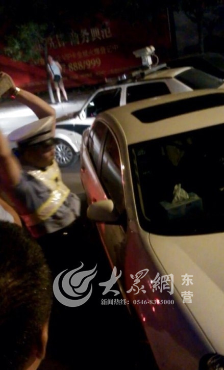 男子拒绝接受酒驾检查 东营交警砸玻璃逼其下