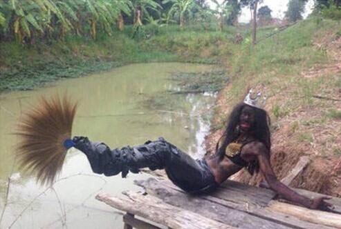 泰国流行模仿美人鱼 画面太美我不敢看!