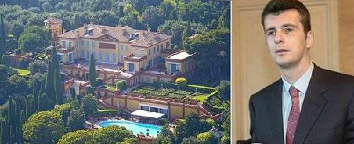 美女球迷现金摆世界杯预测比分 投注40多万打