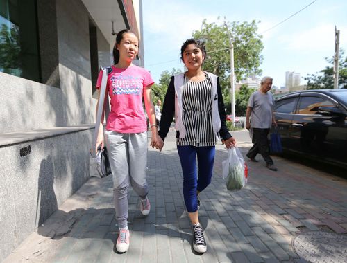 一对不同民族的小<em>姐妹</em>:在一起 展现血脉<em>真情</em>(图