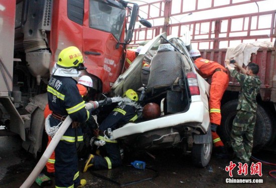 四川自贡境内发生一起交通事故 致4死6伤