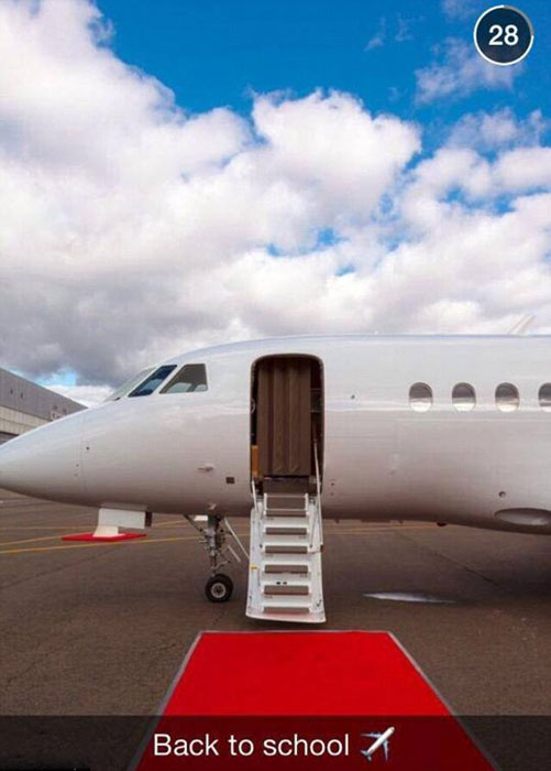 美女球迷现金摆世界杯预测比分 投注40多万打