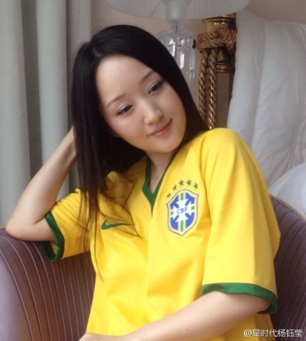 杨钰莹晒巴西球衣美艳照 网友感慨其 不老容貌
