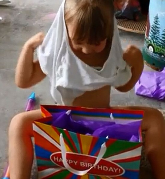 善良女孩玩男士内裤视频走红网络【组图】