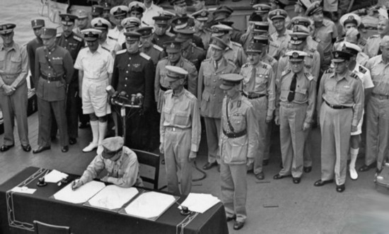 1945年日本经济_1945年日本投降后,国内经济凋敝,图为在废墟上生产的日本人.-二...