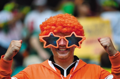 换个方式看世界杯 球迷佩戴搞笑大眼镜(图)