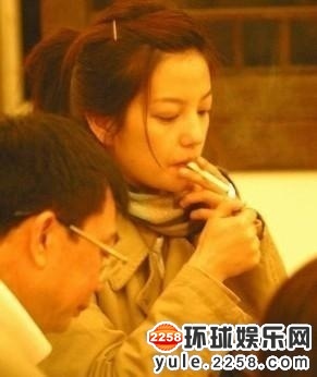 赵薇舒淇周迅马伊琍那英 抽烟女星当众吸烟照曝光【24