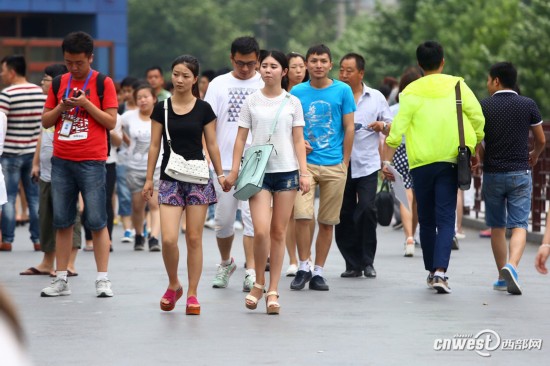 高清:西安炎炎夏日闷热难耐 街头美女清凉出行