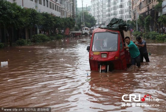 四川内江遭遇暴雨袭击 市区变泽国(组图)