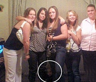 监控拍男子超市购物鬼上身 各地离奇灵异事件