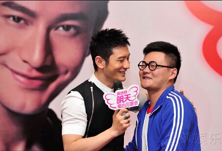 黄晓明遭男粉丝搂腰索吻 基情四射影迷惊呆(图