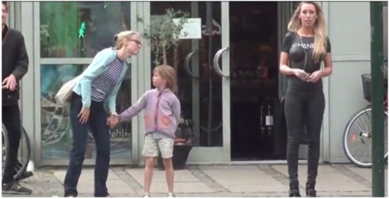 话题女王!丹麦裸模赤裸涂颜料街头漫步【图