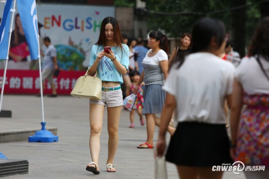 高清:西安炎炎夏日闷热难耐 街头美女清凉出行