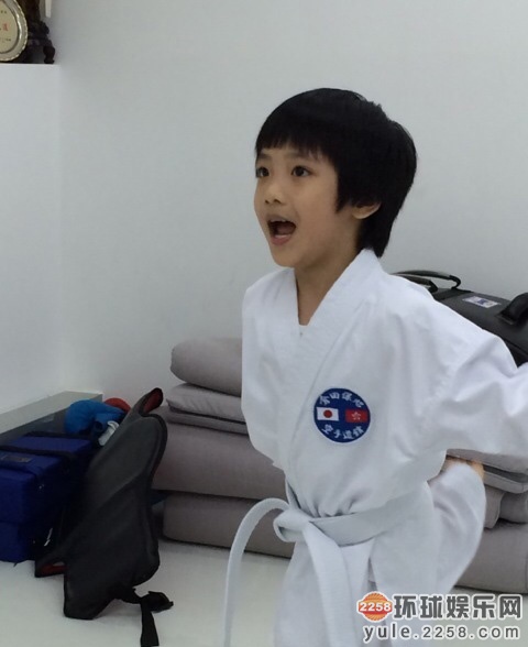 吴镇宇视频练空手道照曝光bbgirl变小儿子早操硬汉小学图片