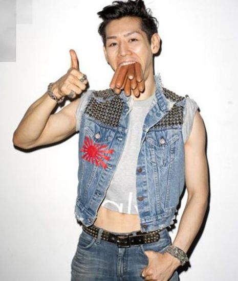 日本大胃王吃热狗夺冠 嘴里塞满香肠拍照庆贺