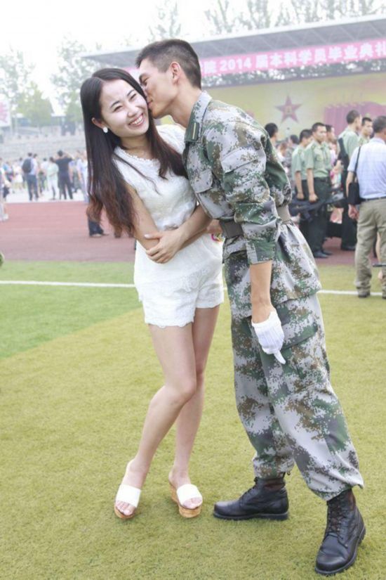 军校毕业季 <em>兵哥</em>萌妹操场秀恩爱(组图)【6】--
