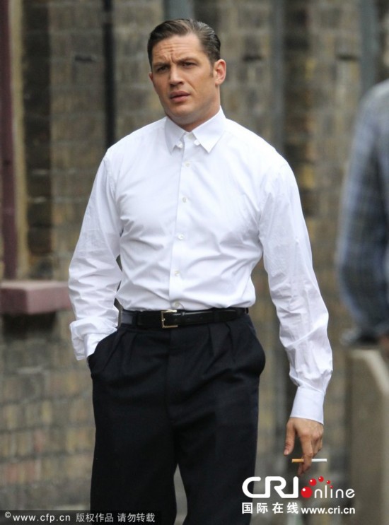 汤姆·哈迪新片取景 嘴叼香烟穿白衬衣杀手范