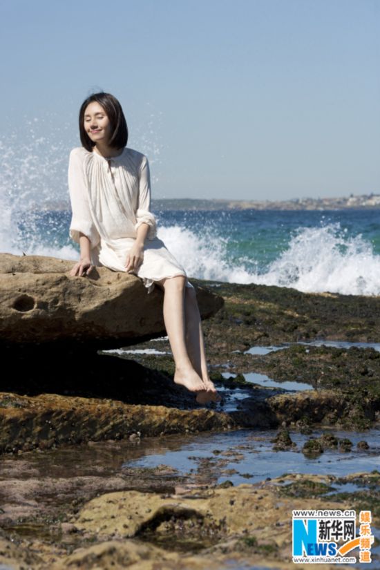 袁泉海边写真明媚露笑 白衣素雅裸妆更显清丽