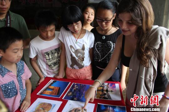 32名国外留学生关注留守儿童传授快乐英语