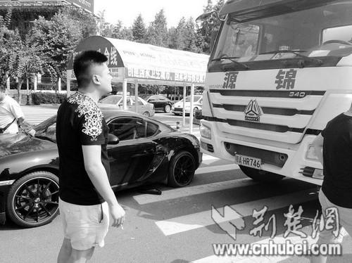 武汉一辆保时捷被搅拌车追尾 维修费恐花10万
