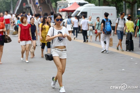 高清:西安炎炎夏日闷热难耐 街头美女清凉出行