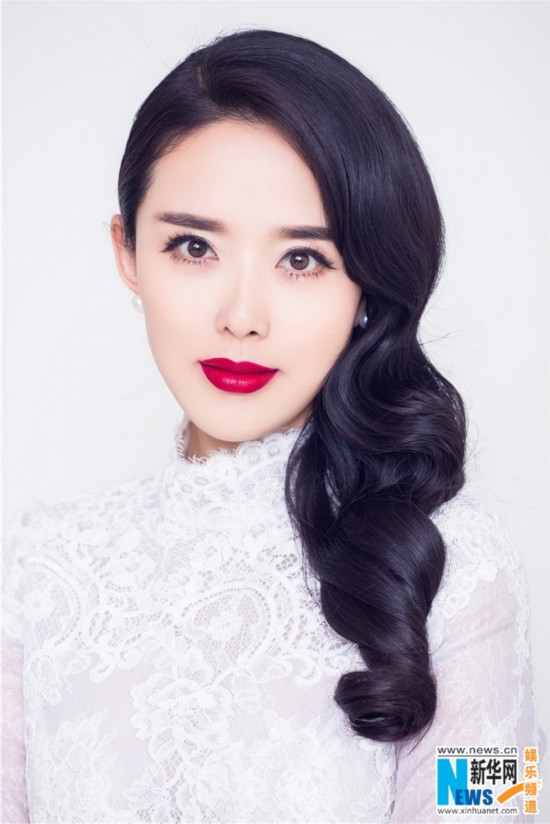 颜丹晨复古造型写真 清新红唇演绎氧气女神【