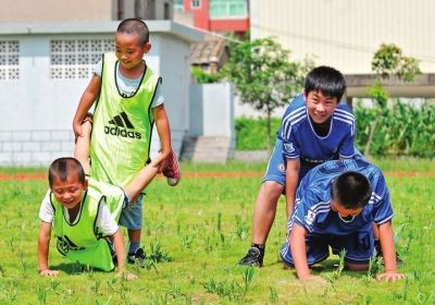 福清:乡村小学的足球梦 没有教练没有训练服