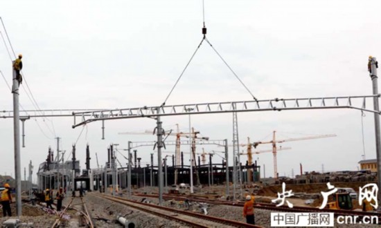 新疆最大高铁站接触网硬横梁架设完工(图)