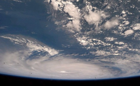 强台风登陆日本 宇航员拍到震撼台风眼(组图)
