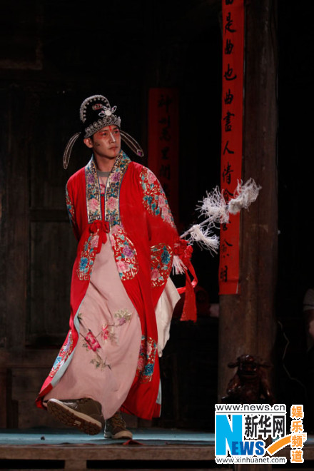 星爸恶搞《白娘子》 陆毅另类许仙笑哭村民(