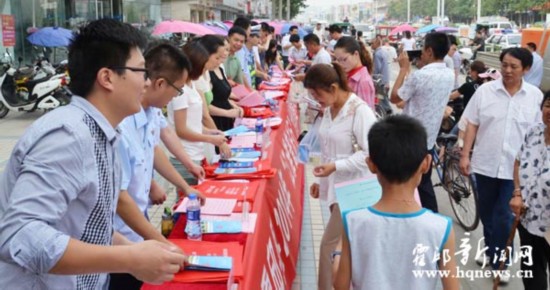 霍邱县举办2014江淮普法行大型法律宣传咨询