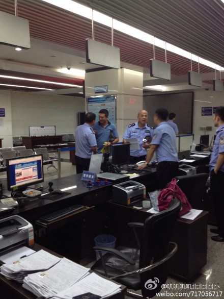 张嘉译回西安疑续签护照 遭遇爆笑合影帝(组图