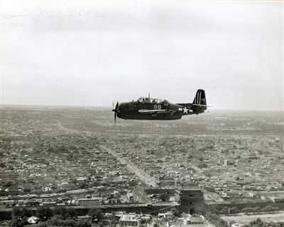 �������� ����ʱ�䣺1945��9��4�� ������Ƭ���Ա�����Զ���������⡣��ʱ��ǽ���ڣ������ż�¥�Ѿ���������˶��б��٣������¥���ͳǣ��ӱ����������ľ����ߴ��ͳǶ����� ��Ƭ���½ǵĿյ��Ǹ��ݡ�������Լ�������ĵ¹�פ����������Զ���ɼ������д��ɰؼ����̳��