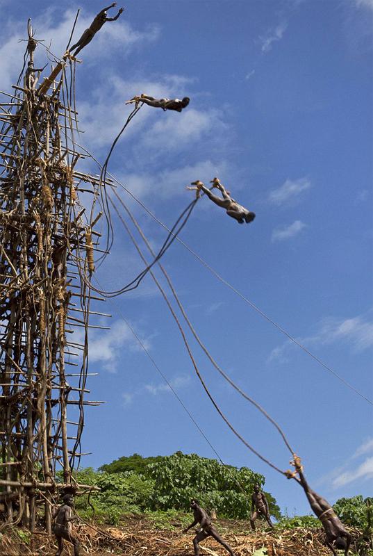 摄影师目睹最接近死亡的蹦极成人仪式(组图)