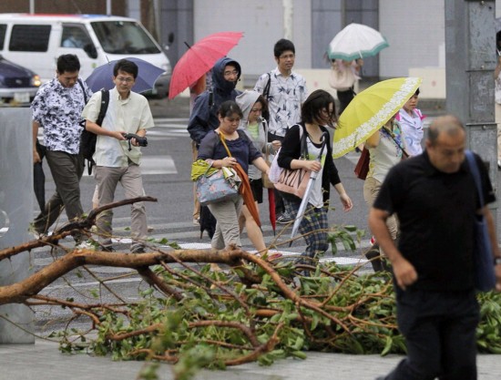 强台风登陆日本 宇航员拍到震撼台风眼(组图)