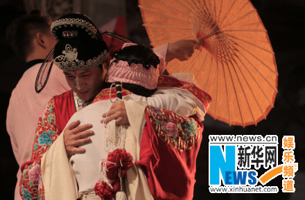 星爸恶搞《白娘子》 陆毅另类许仙笑哭村民(