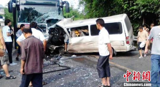 四川纳溪乡镇公交与金杯车相撞 致2死42伤(组