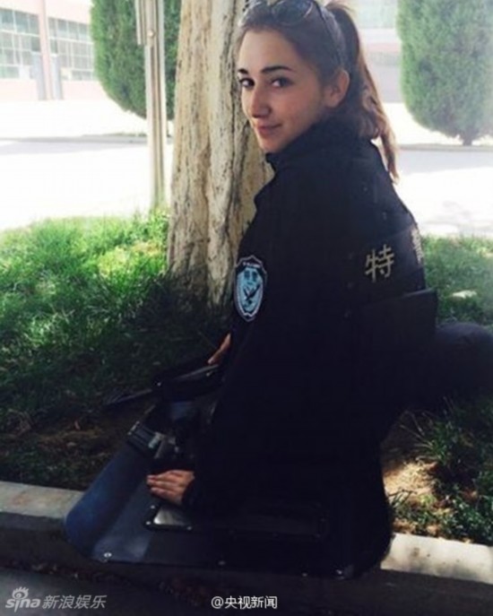新疆反恐前线美女特警走红 被赞美得冒泡(组图