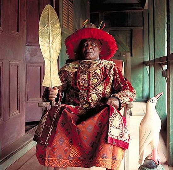 非洲神秘部落女王穿狮袍执政 揭秘非洲国王的