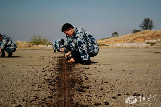 图说空军场务兵的1天:精心雕刻跑道