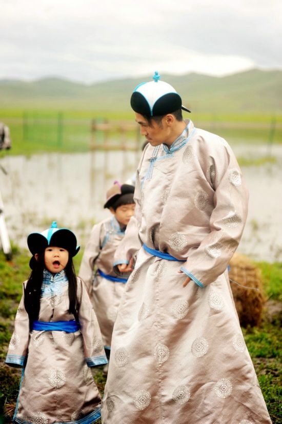 《爸爸2》草原拍摄:杨阳洋冻傻 贝儿草原狂奔