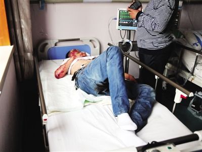 哈尔滨一轿车追尾货车 司机受伤副驾身亡(图)