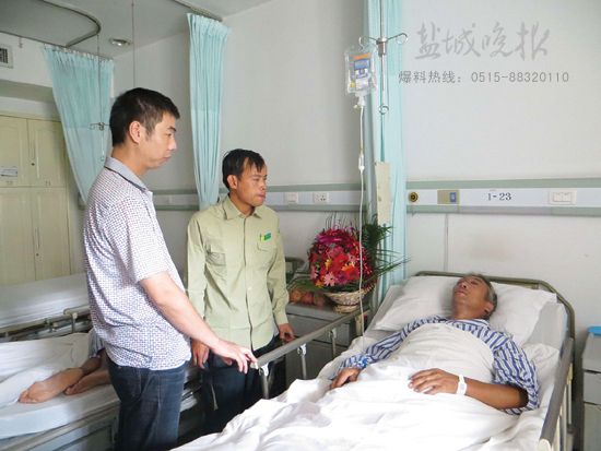 盐城老人骑车撞伤血直流 过路投递员垫钱送医